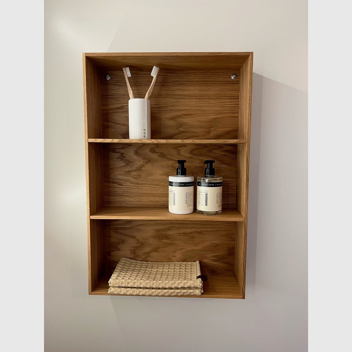 Reol i egetrø med to hylder - 40x60x12cm